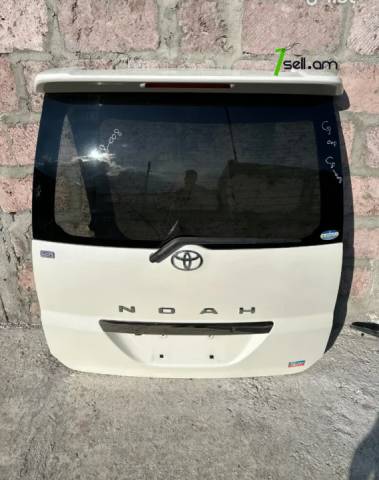 Toyota Noah 2001-2007 Բեռնախցիկ