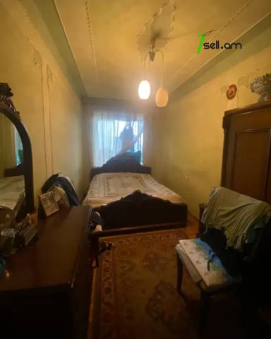 4 սենյականոց բնակարան Կիևյան փողոցում, 110 ք.մ., բարձր առաստաղներ, 3/5 հարկ, քարե շենք