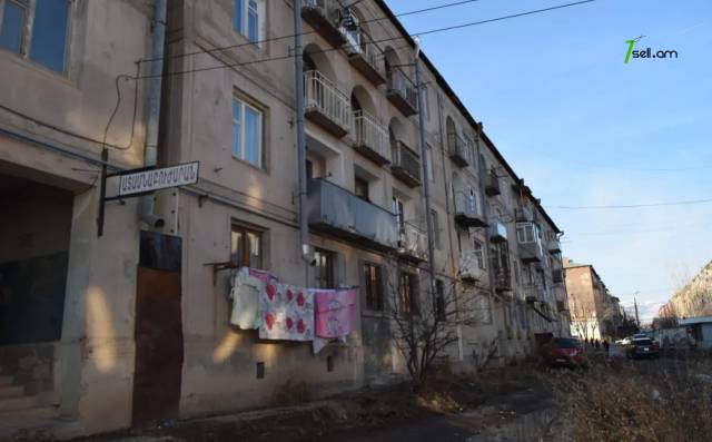 4 սենյականոց բնակարան Պարույր Սևակի փողոցում, 98 ք.մ., նախավերջին հարկ, մի քանի պատշգամբ