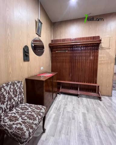 4 սենյականոց բնակարան Արամի փողոցում, 116 ք.մ., 2 սանհանգույց, մի քանի պատշգամբ, 2/5 հարկ, քարե շենք