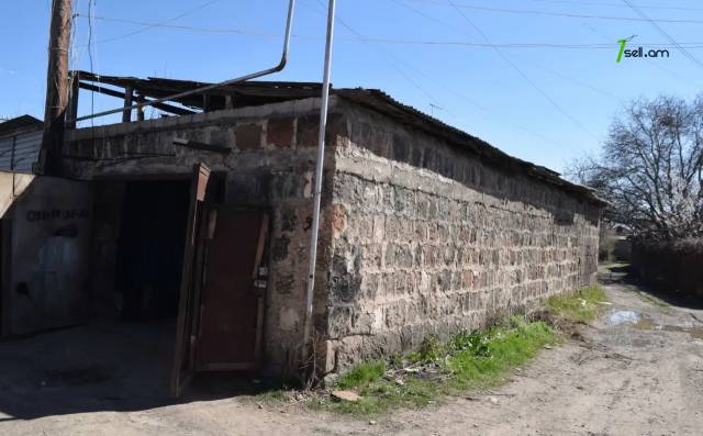 Մեկ հարկանի քարե տուն Երկաթգծի փողոցում Գյումրիում, 112 քմ