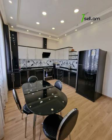 Երեք հարկանի տուն Պարույր Սևակի փողոցում Ավանում, 800 ք.մ., 3+ սանհանգույց, կապիտալ վերանորոգված