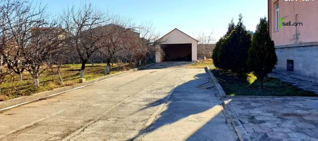 Երկու հարկանի քարե տուն, Աշտարակի խճուղի Աջափնյակում, 2000 ք.մ., 3+ սանհանգույց, մեծ հողամաս