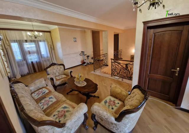 Երկու հարկանի քարե տուն Մոլդովական փողոցում Նոր Նորքում, 1300 ք.մ., 3+ սանհանգույց, եվրովերանորոգված