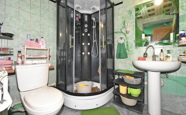 Երեք հարկանի քարե տուն Ազատամարտիկների փողոցում Էրեբունիում, 182 քմ, 2 սանհանգույց