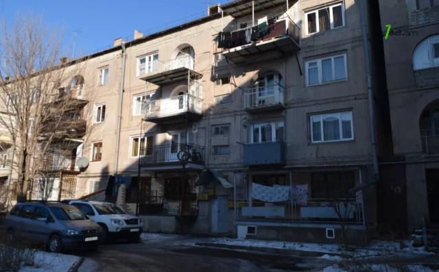 4 սենյականոց բնակարան Պարույր Սևակի փողոցում, 98 ք.մ., նախավերջին հարկ, մի քանի պատշգամբ