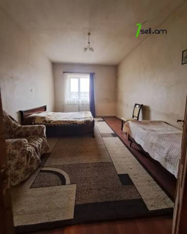 Մեկ հարկանի քարե տուն 5-րդ փողոցում Զովունիում, 350 ք.մ., մասնակի վերանորոգում