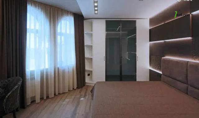 3 սենյականոց բնակարան Ազատության պողոտայում, 109 ք.մ., 2 սանհանգույց, բարձր առաստաղներ