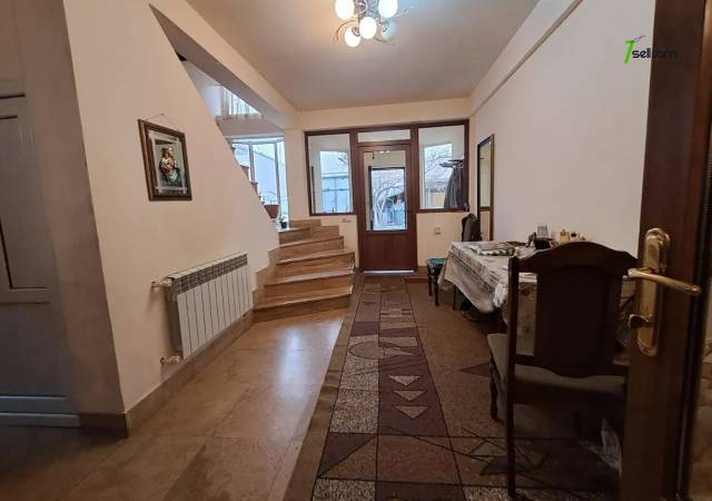 Երկու հարկանի քարե տուն Մայիսի 9-ի փողոցում Շենգավիթում, 300 ք.մ., 2 սանհանգույց