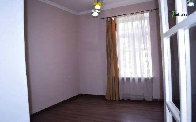 2 սենյականոց բնակարան Մհեր Մկրտչյանի փողոցում, 55 քմ, 1/3 հարկ, բարձր առաստաղներ