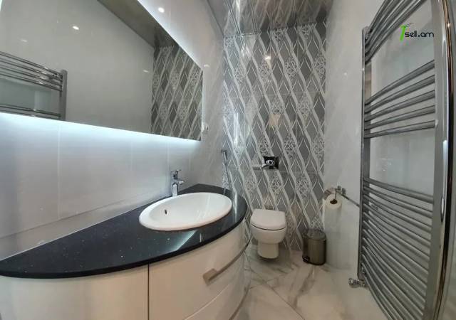 3 սենյականոց բնակարան նորակառույց շենքում Եզնիկ Կողբացու փողոցում, 120 ք.մ., 2 սանհանգույց