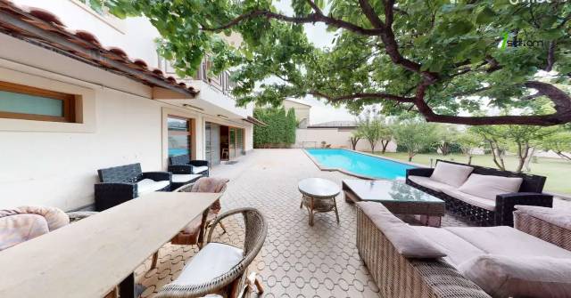 Երեք հարկանի քարե տուն Ջրվեժում, 570 քմ, 2 սանհանգույց, եվրովերանորոգված