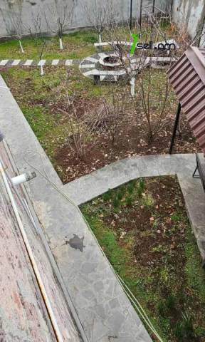 Երկու հարկանի քարե տուն Նվեր Սաֆարյան փողոցում Ավանում, 729 ք.մ., 3+ սանհանգույց