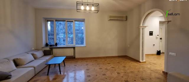 Ընդարձակ 5 սենյականոց բնակարան Մեսրոպ Մաշտոցի պողոտայում, 310 ք.մ., 2 սանհանգույց, բարձր առաստաղներ