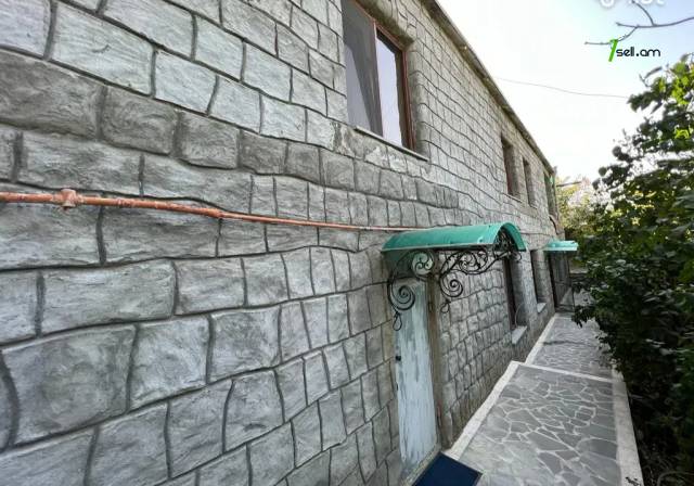 Երկու հարկանի քարե տուն Առափնյա փողոցում Եղվարդում, 207 ք.մ., 2 սանհանգույց