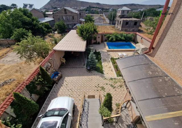 Երկու հարկանի քարե ամառանոց 12-րդ փողոցում Պտղնիում, 600 ք.մ., 3+ սանհանգույց, եվրովերանորոգված