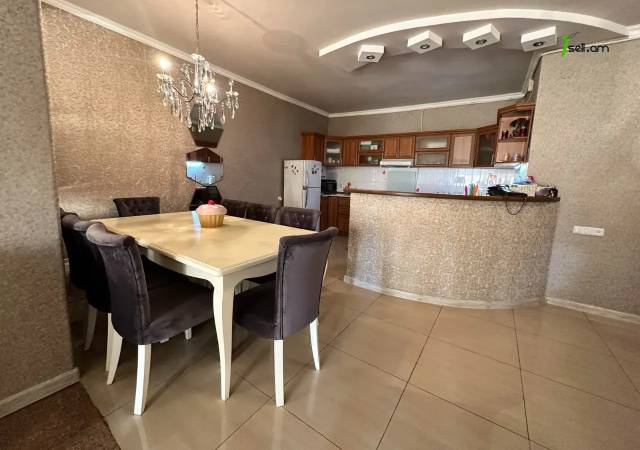 4 սենյականոց բնակարան Մեսրոպ Մաշտոցի պողոտայում, 135 ք.մ., 2 սանհանգույց, կապիտալ վերանորոգված