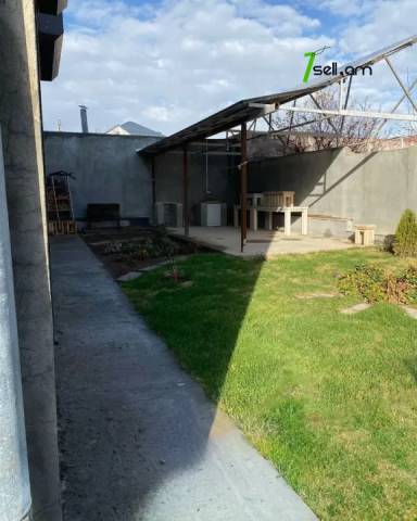 Երեք հարկանի քարե տուն Մելքումովի փողոցում Դավիթաշենում, 600 ք.մ., 3+ սանհանգույց, եվրովերանորոգված