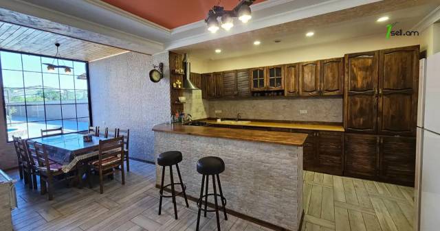 Մեկ հարկանի քարե տուն 20-րդ փողոցում Այնթապում, 900 քմ, կապիտալ վերանորոգված