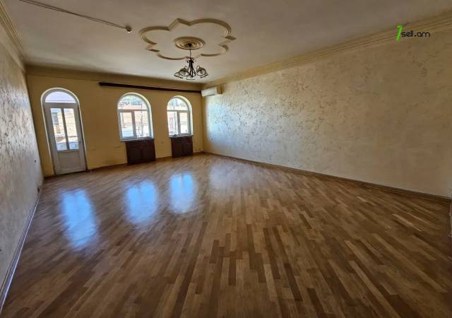 Երեք հարկանի քարե տուն Քաջազնունի փողոցում կենտրոնում, 1060 ք.մ., 3+ սանհանգույց