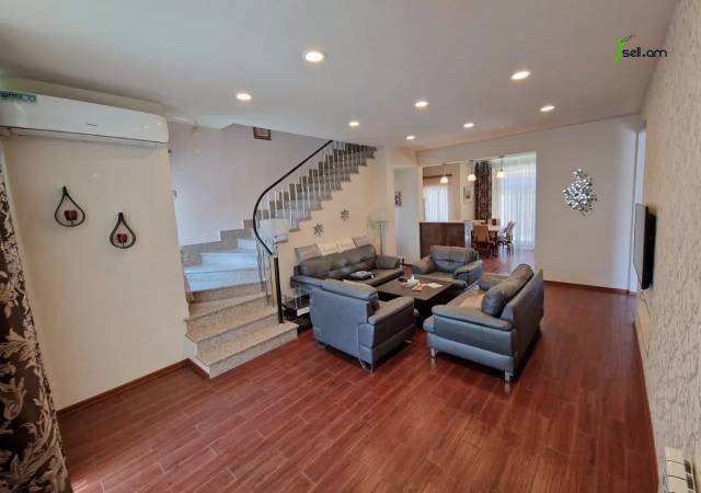 Երկու հարկանի քարե տուն, Գ-1 թաղամաս Աջափնյակում, 500 ք.մ., 3+ սանհանգույց, եվրովերանորոգված