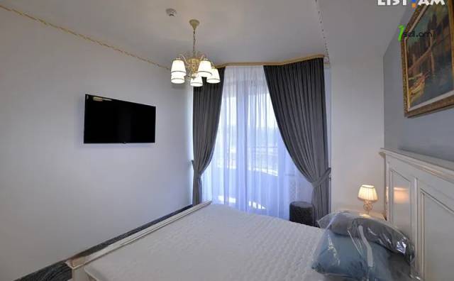 Երեք հարկանի քարե տուն Բաբայան փողոցում Արաբկիրում, 820 քմ, 3+ սանհանգույց, կապիտալ վերանորոգված