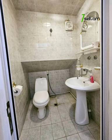 Երեք հարկանի քարե տուն Սայաթ-Նովայի պողոտայում կենտրոնում, 240 ք.մ., 2 սանհանգույց, եվրովերանորոգված