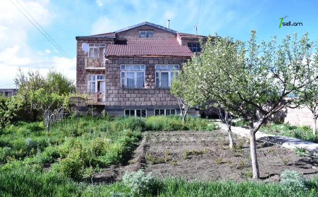 Երկու հարկանի քարե տուն, Վ. Սարգսյան փողոց 1-ին թաղամաս Գյումրիում, 308 ք.մ., կոսմետիկ վերանորոգում