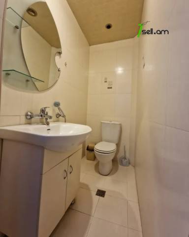 Երկու հարկանի քարե տուն Լուկաշինի փողոցում Աջափնյակում, 300 ք.մ., 3+ սանհանգույց