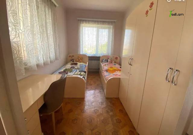 Երեք հարկանի քարե տուն Սերո Խանզադյան փողոցում Նորք Մարաշում, 370 ք.մ., 3+ սանհանգույց, մեծ հողամաս