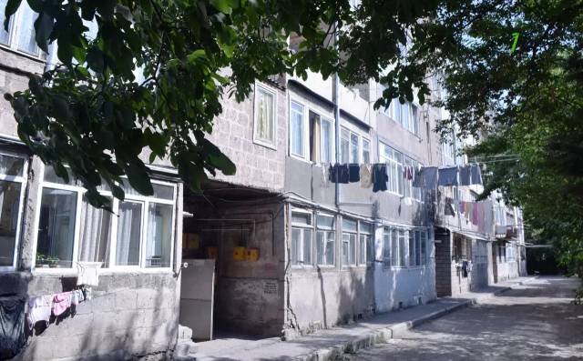 3 սենյականոց բնակարան Կամոյի փողոցում, 100 ք.մ., մասնակի վերանորոգում, քարե շենք