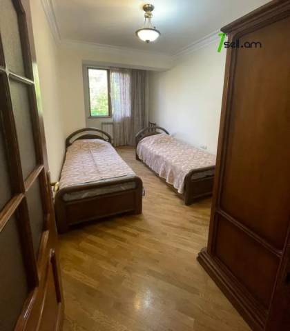 3 սենյականոց բնակարան Վահրամ Փափազյան փողոցում, 88 ք.մ., կապիտալ վերանորոգված, քարե շենք