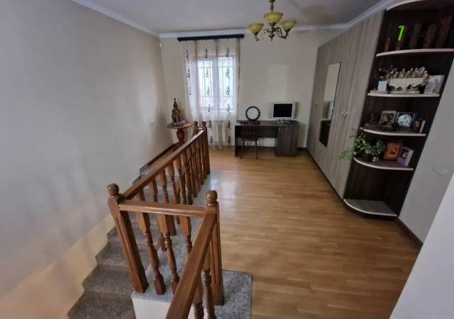 Երկու հարկանի քարե տուն 12-րդ փողոցում Պտղնիում, 1200 քմ, 3+ սանհանգույց, եվրովերանորոգված