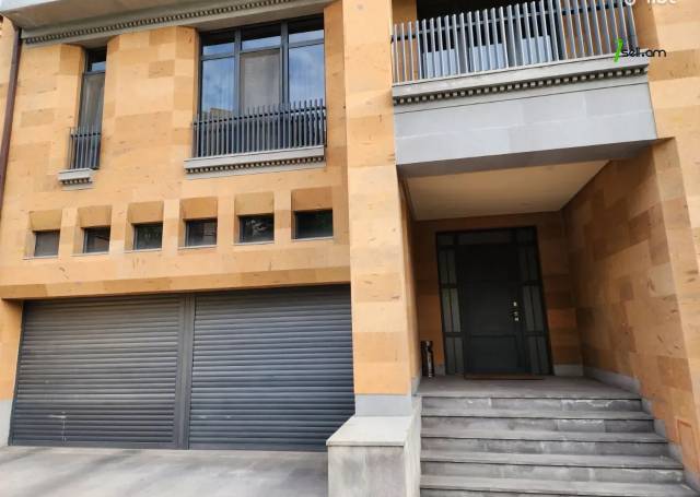 Երեք հարկանի տուն Մարշալ Բաբաջանյան փողոցում Ավանում, 715 քմ, 3+ սանհանգույց