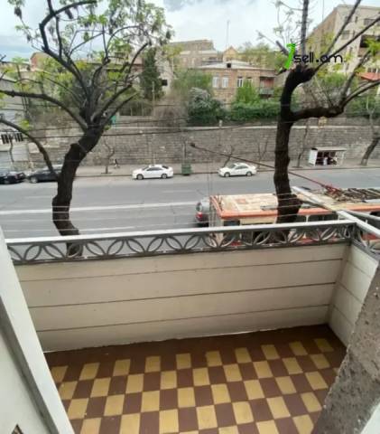 1 սենյականոց բնակարան Չարենցի փողոցում, 45 ք.մ., 2/4 հարկ, կապիտալ վերանորոգված, քարե շենք