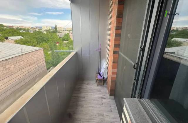 3 սենյականոց բնակարան, Թբիլիսյան խճուղի, 72 քմ, մասնակի վերանորոգում, քարե շենք