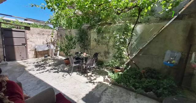 Երկու հարկանի քարե տուն Սասունցի Դավիթ փողոցում Էրեբունիում, 103 քմ, 2 սանհանգույց