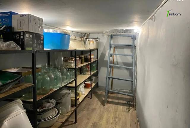 3 սենյականոց բնակարան, Աթոյան փողոցի նրբանցք, 91 ք.մ., 1/5 հարկ, կապիտալ վերանորոգված, քարե շենք