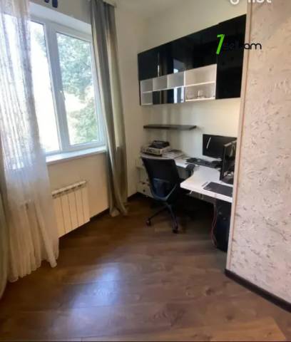 3 սենյականոց բնակարան Կոմիտասի պողոտայում, 80 ք.մ., 2/5 հարկ, կապիտալ վերանորոգված, քարե շենք