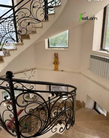 Չորս հարկանի քարե տուն 1-րդ փողոցում Քասախում, 448 ք.մ., 3+ սանհանգույց, մասնակի վերանորոգում