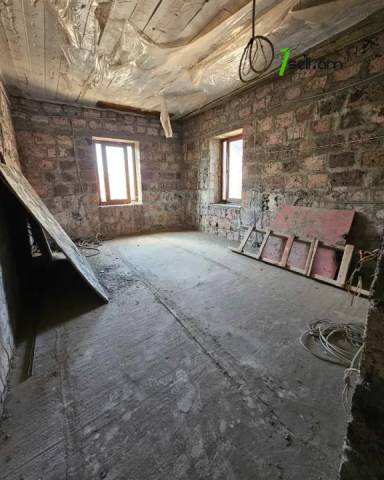 Երեք հարկանի տուն Պրահայի փողոցում կենտրոնում, 920 ք.մ., 3+ սանհանգույց, մասնակի վերանորոգում