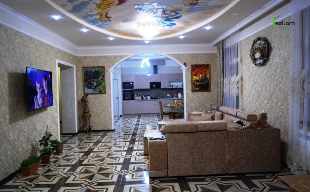 Երկու հարկանի քարե տուն 13-րդ փողոցում Գյումրիում, 716 քմ, 3+ սանհանգույց