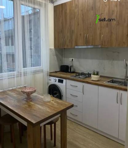 2 սենյականոց բնակարան Վահրամ Փափազյան փողոցում, 47 քմ, 3/5 հարկ, եվրովերանորոգված, քարե շենք