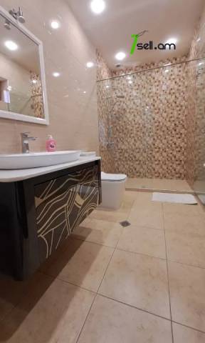 3 սենյականոց բնակարան Սայաթ-Նովայի պողոտայում, 105 քմ, 2/5 հարկ, 2 սանհանգույց, մի քանի պատշգամբ