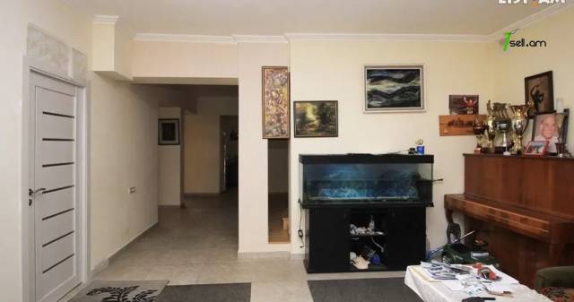 Չորս հարկանի քարե տուն Երզնկյան փողոցում Արաբկիրում, 350 ք.մ., 3+ սանհանգույց, կապիտալ վերանորոգված