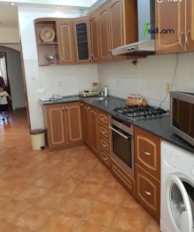 3 սենյականոց բնակարան Բարբյուսի փողոցում, 80 ք.մ., նախավերջին հարկ, կապիտալ վերանորոգված, քարե շենք