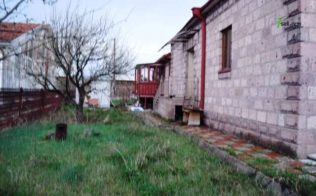 Մեկ հարկանի քարե տուն 2-րդ փողոցում Ախուրյանում, 124 քմ