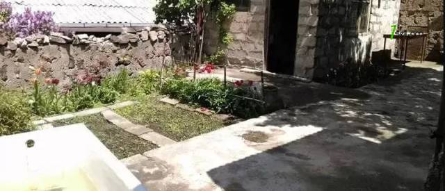 Մեկ հարկանի քարե տուն Արտաշես Շահինյան փողոցում Ավանում, 220 ք.մ., մասնակի վերանորոգում