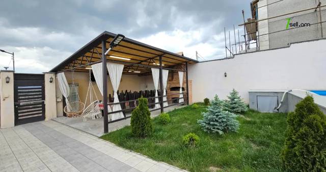 Երկու հարկանի քարե տուն Պետրոս Դուրյանի փողոցում Ավանում, 800 քմ, 2 սանհանգույց