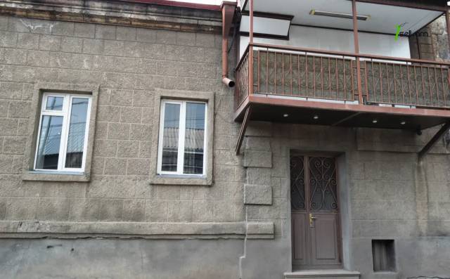 Մեկ հարկանի քարե տուն Ջիվանի փողոցում Գյումրիում, 143 քմ, կոսմետիկ վերանորոգում